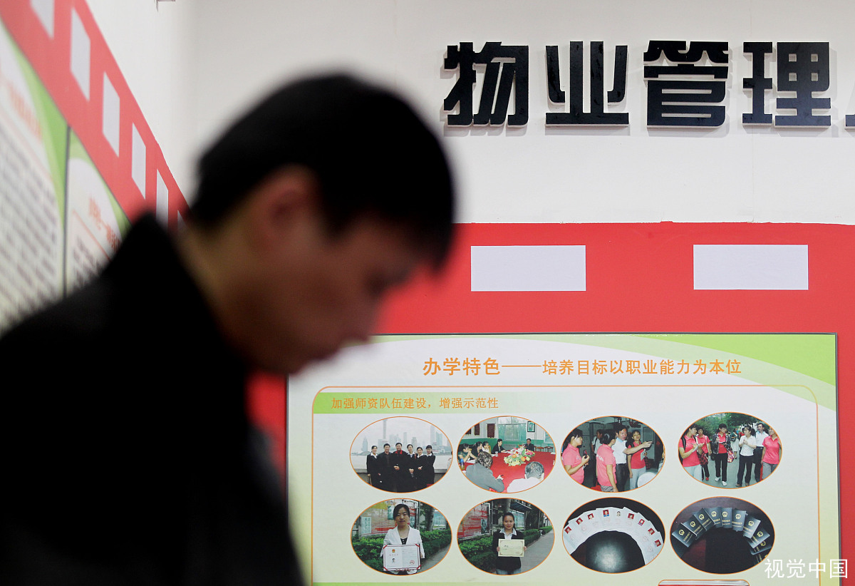 深圳物业锁外卖小哥车称“人民的权力”，物业为何这么做？