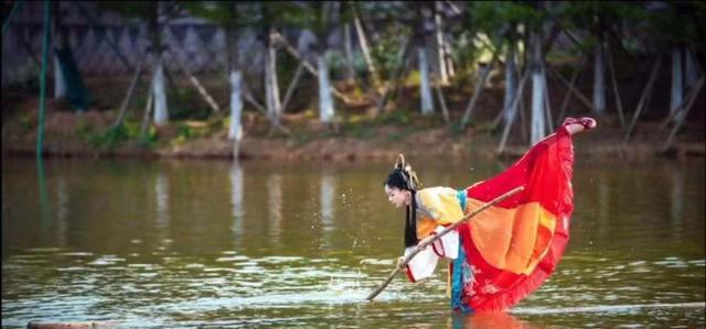 95后女生杨柳绝技独竹漂火到国外，她的独竹漂怎样练成的？