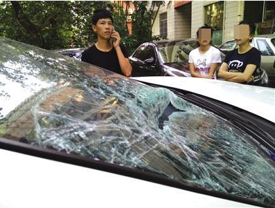 玻璃窗坠下砸穿车是怎么回事？